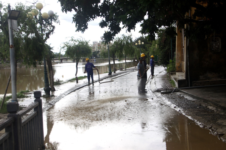 Mưa lớn trên diện rộng khiến mực nước trên các sông, hồ chứa dâng cao gây nhiều thiệt hại về tài sản, công trình của nhà nước và nhân dân trên địa bàn tỉnh. (Ảnh: Phước Tuệ/TTXVN)