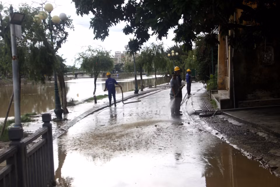 Mưa lớn trên diện rộng khiến mực nước trên các sông, hồ chứa dâng cao gây nhiều thiệt hại về tài sản, công trình của nhà nước và nhân dân trên địa bàn tỉnh. (Ảnh: Phước Tuệ/TTXVN)