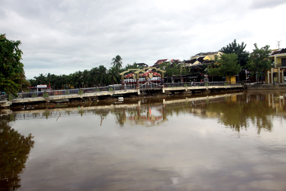 Nước sông Hoài ở thành phố Hội An vẫn ở mức cao. (Ảnh: Phước Tuệ/TTXVN)