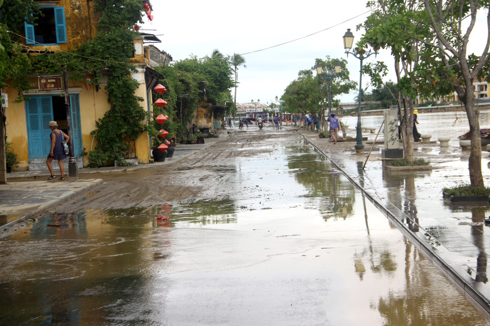 Để nhân dân sớm ổn định lại cuộc sống, chính quyền các địa phương của tỉnh Quảng Nam phối hợp với các sở, ban, ngành huy động lực lượng, phương tiện để hỗ trợ, giúp đỡ khắc phục hậu quả thiên tai, vệ sinh môi trường, sửa sang lại nhà cửa, vườn tược. (Ảnh: Phước Tuệ/TTXVN)