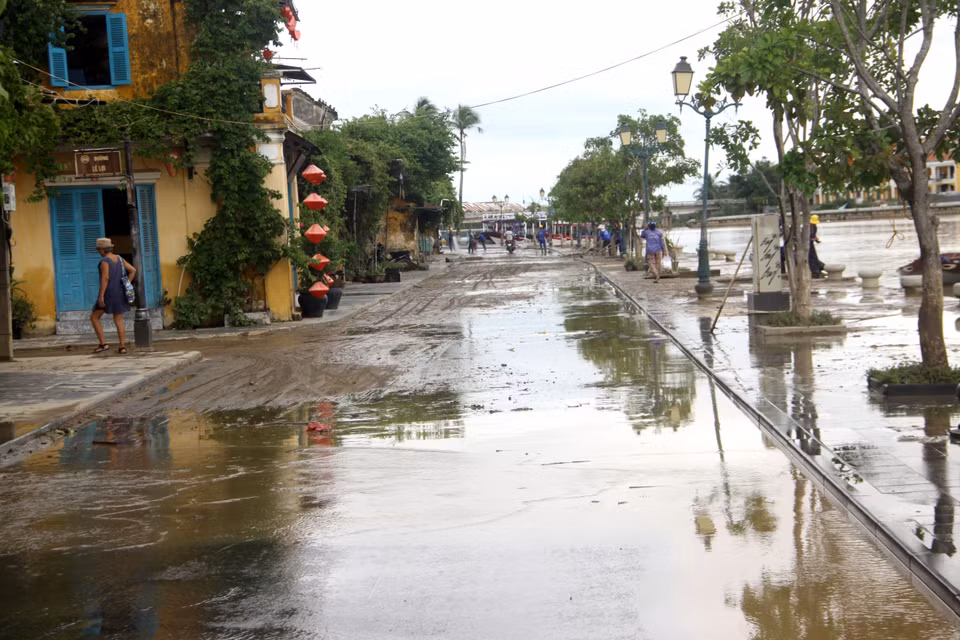 Để nhân dân sớm ổn định lại cuộc sống, chính quyền các địa phương của tỉnh Quảng Nam phối hợp với các sở, ban, ngành huy động lực lượng, phương tiện để hỗ trợ, giúp đỡ khắc phục hậu quả thiên tai, vệ sinh môi trường, sửa sang lại nhà cửa, vườn tược. (Ảnh: Phước Tuệ/TTXVN)