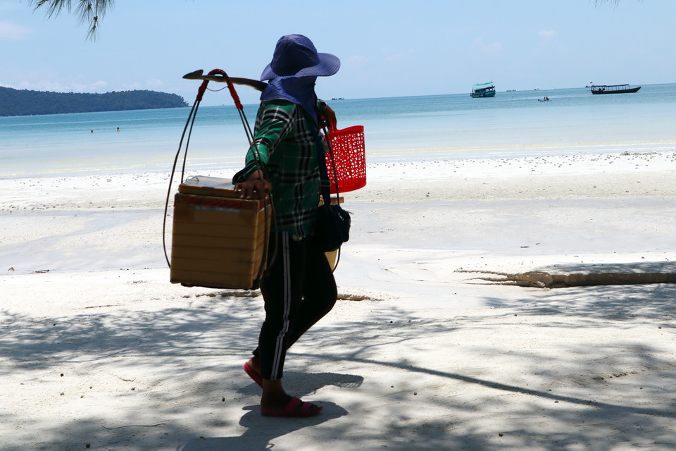 Người dân bán hàng rong cho du khách.