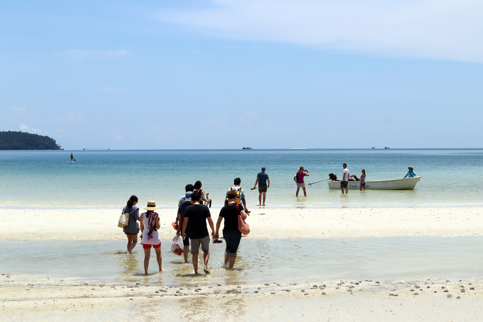 Làn nước trong vắt và bãi cát dài mềm mại níu chân người...