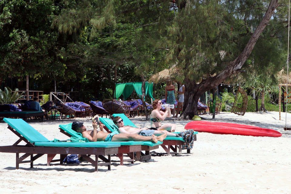 Phơi nắng giữa bãi biển còn khá hoang sơ...