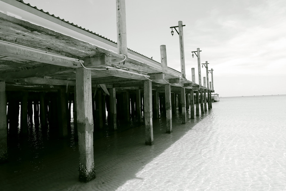 Những chiếc cầu cảng đón hành khách cập bến đảo Koh Rong Samloem (Sihanoukville, Campuchia).