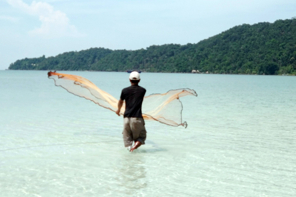 Hay quăng chài bắt những đàn cá nhỏ ven bờ.