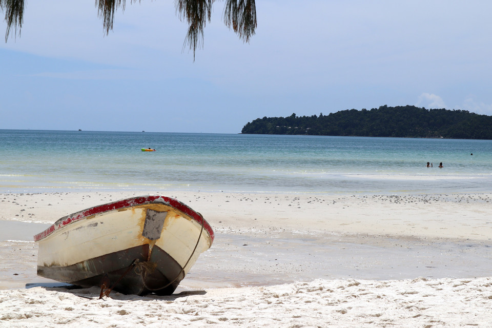 Là một trong ba địa danh du lịch nổi tiếng tại Campuchia (cùng với Phnom Penh và Siem Reap), để tới nơi, du khách phải ngồi tàu cao tốc khoảng 34 phút.