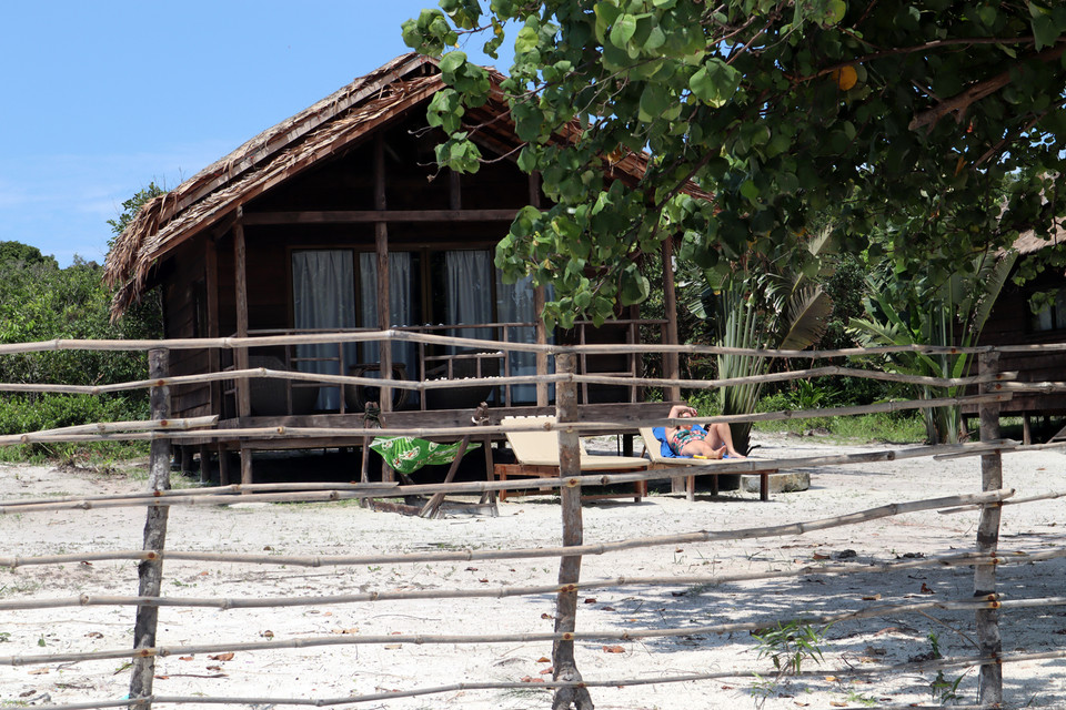 Những khu nghỉ dưỡng tại Koh Rong Samloem nhìn khá đơn giản, giúp du khách hòa mình vào với thiên nhiên.