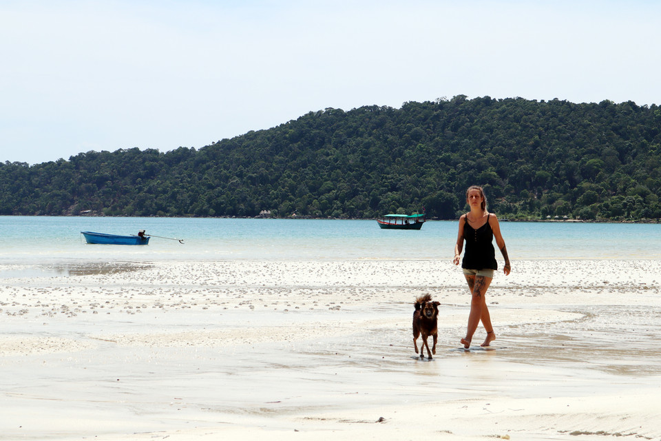 Nhiều du khách phương Tây còn chọn Koh Rong Samloem là nơi nghỉ lâu dài.