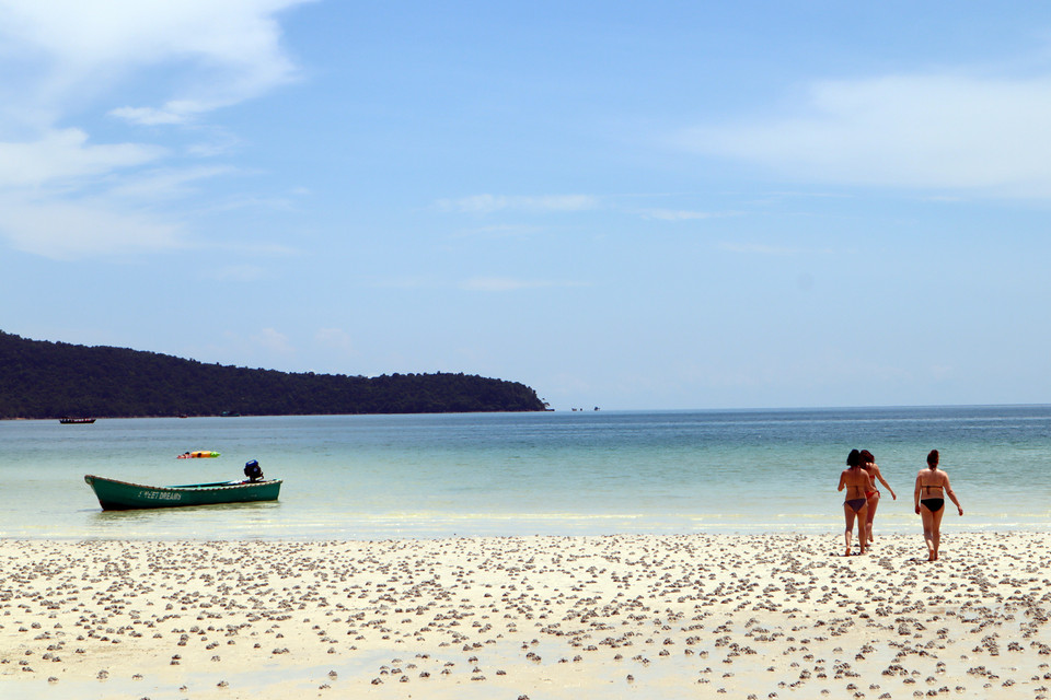 Thả mình trong làn nước xanh, trong vắt.