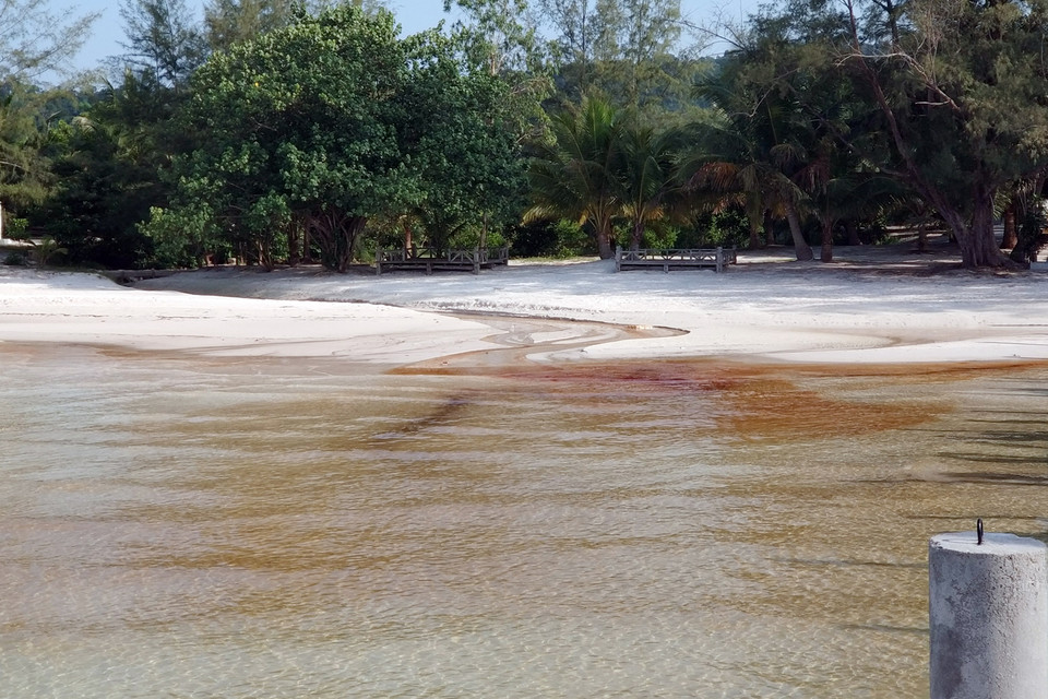 Tuy đẹp là thế, nhưng Koh Rong Samloem vẫn có những "vết gợn" khi các rãnh nước thải tự do ra biển.