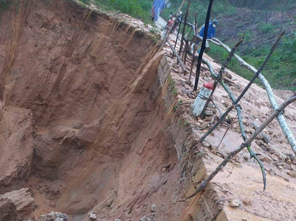 Sạt lở tại xã An Toàn, huyện miền núi An Lão (Bình Định). Ảnh: TTXVN phát)