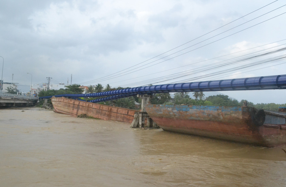 Vị trí xà lan bị mắc kẹt trước 7 giờ sáng 1/12 khiến ống dẫn nước sạch phía Bắc Nha Trang bị vỡ. (Ảnh: Phan Sáu/TTXVN)