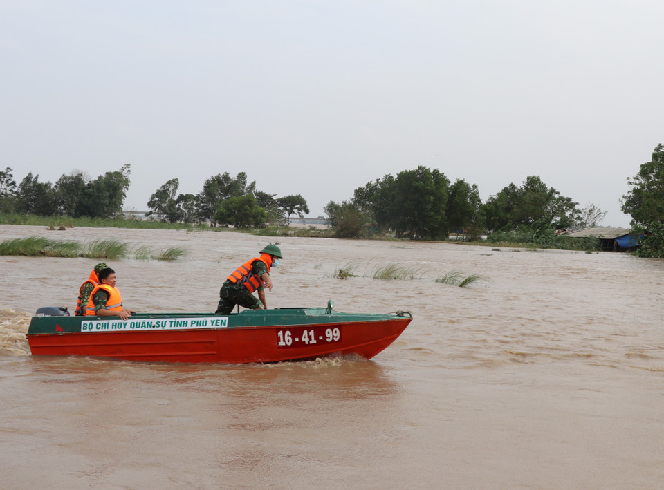 Các cán bộ, chiến sỹ Bộ Chỉ huy quân sự tỉnh Phú Yên tiếp cận khu vực nơi có hộ dân bị mắc kẹt do nước lũ. (Ảnh: Phạm Cường/TTXVN)