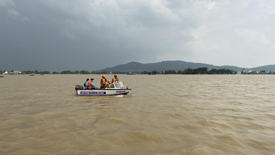Lực lượng chức năng huyện Tuy Phước hỗ trợ tìm kiếm ông Hồ Văn Dũng, sinh năm 1975, ở thôn Thọ Nghĩa, xã Phước Nghĩa bị nước cuốn trôi mất tích ngày 30/11/2021. (Ảnh: Tường Quân/TTXVN)