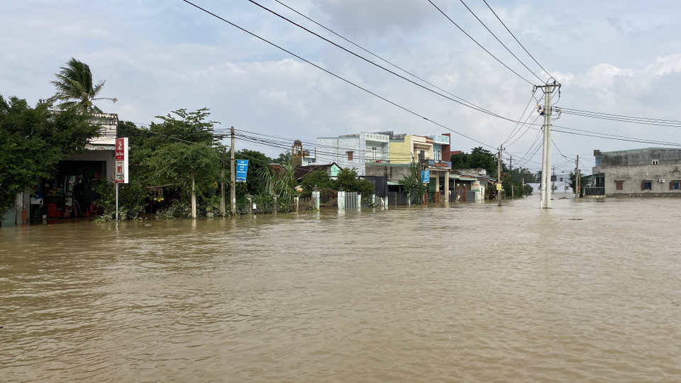 Nhiều ngôi nhà tại xã Phước Nghĩa, huyện Tuy Phước vẫn bị ngập sâu, có nơi ngập hơn 2m. (Ảnh: Tường Quân/TTXVN)