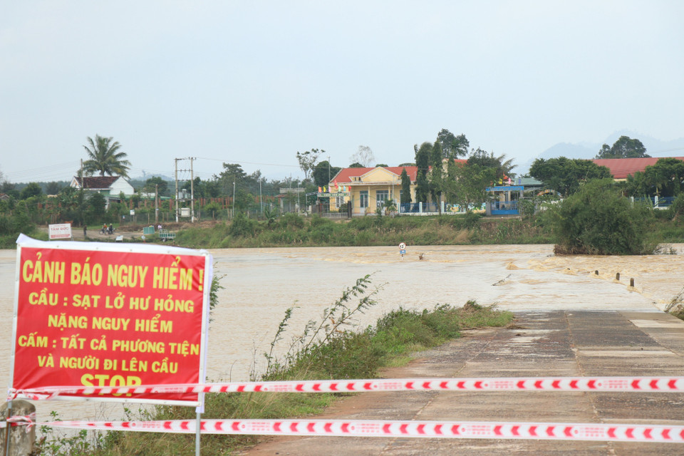 Chính quyền địa phương cảnh báo cấm người dân và phương tiện lưu thông qua cầu Thống Nhất. (Ảnh: Tuấn Anh/TTXVN)