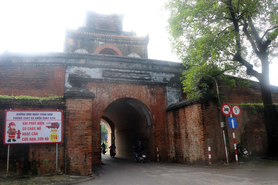 Một trong những ấn tượng đầu tiên khi du khách đến tham quan Kinh thành Huế đó là đi qua những chiếc cửa thành rêu phong, cổ kính. Cửa Nhà Đồ là một trong những cửa thành đẹp nhất ở Huế. (Ảnh: Đỗ Trưởng/TTXVN)