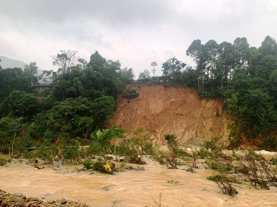 Tại Quảng Ngãi, mưa lớn gây sạt lở tại huyện miền núi Ba Tơ. Trong ảnh: Điểm sạt lở tại khúc sông Lệch, khu vực xóm Nước Loan, thôn Xà Râu, xã Ba Nam. (Ảnh: TTXVN phát)