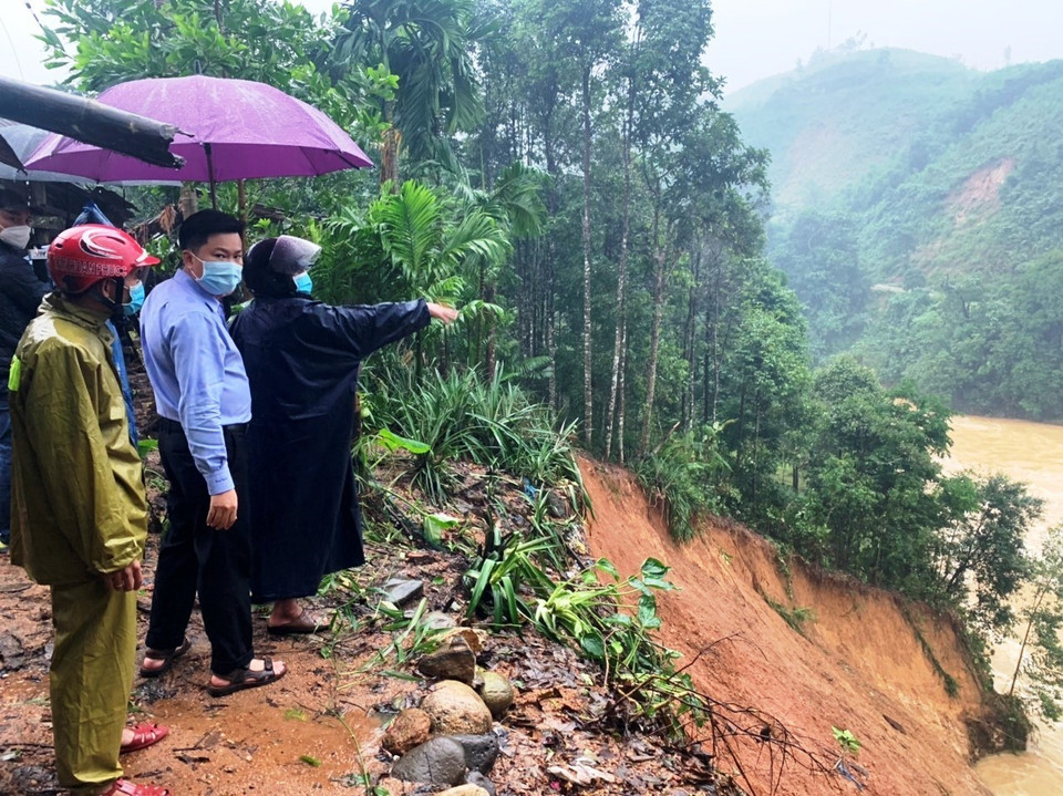 Chính quyền địa phương kiểm tra các điểm sạt lở. (Ảnh: TTXVN phát)