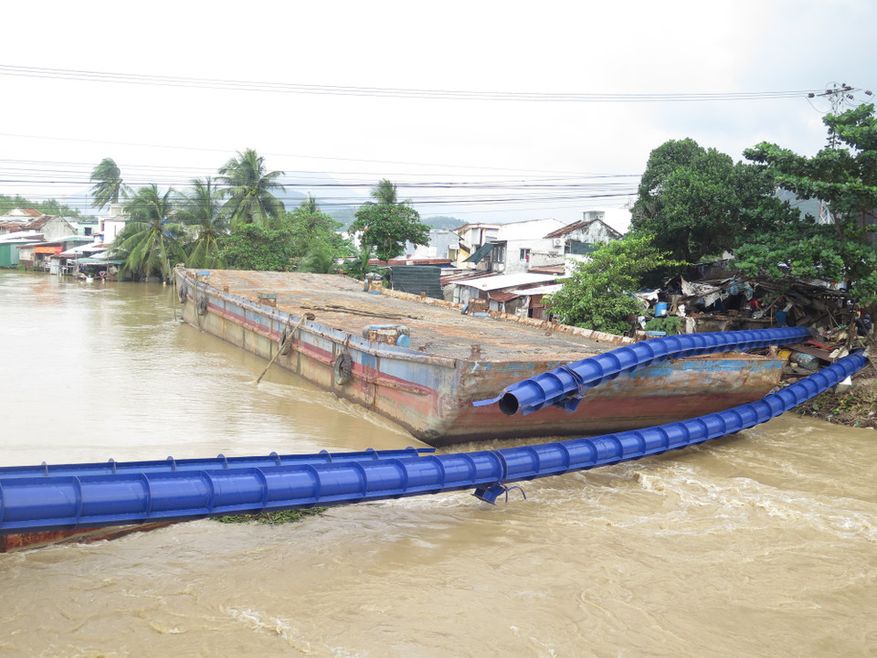 Ống nước sạch bị vỡ năm trên chiếc xà lan không bị chìm, việc ống nước khiến hàng trăm hộ dân phía Bắc thành phố Nha Trang hiện đang mất nước sạch. (Ảnh: Phan Sáu/TTXVN)
