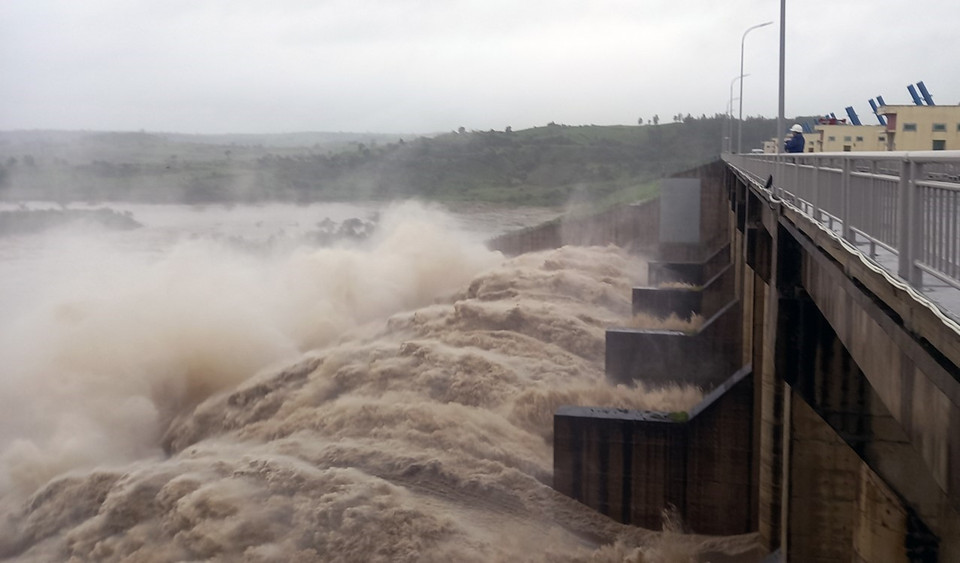  Hồ thủy điện Sông Ba Hạ xả lũ về hạ du với mức 9.000m3/s (vào lúc 15 giờ ngày 30/11/2021). (Ảnh: Xuân Triệu/TTXVN)
