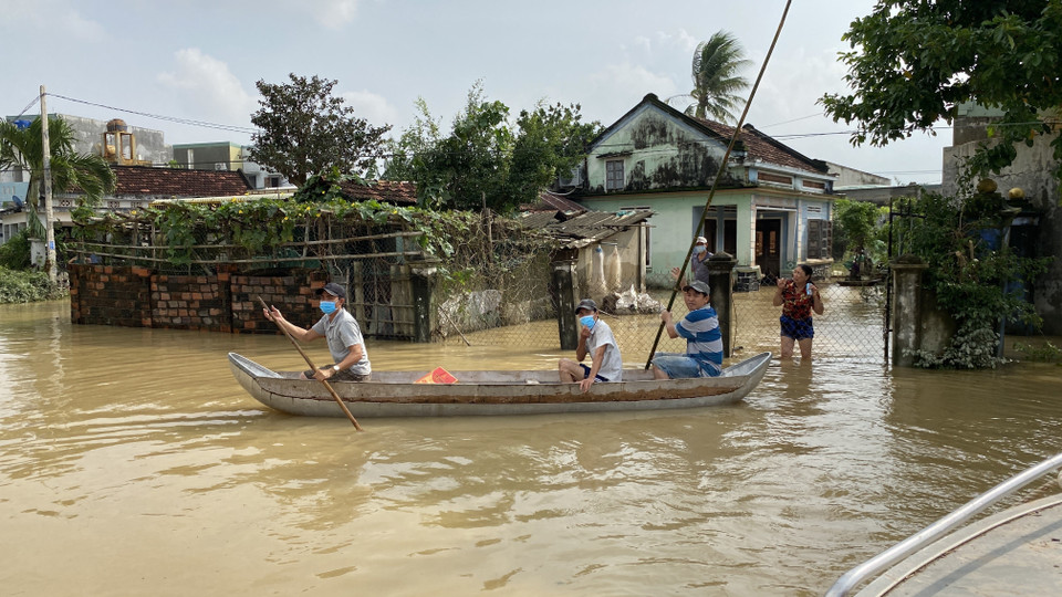 Người dân xã Phước Nghĩa vui mừng nhận nhu yếu phẩm. (Ảnh: Tường Quân/TTXVN)