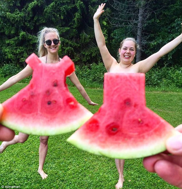 Là bạn thân nên phải diện đồ đôi. (Nguồn: dailymail.co.uk)