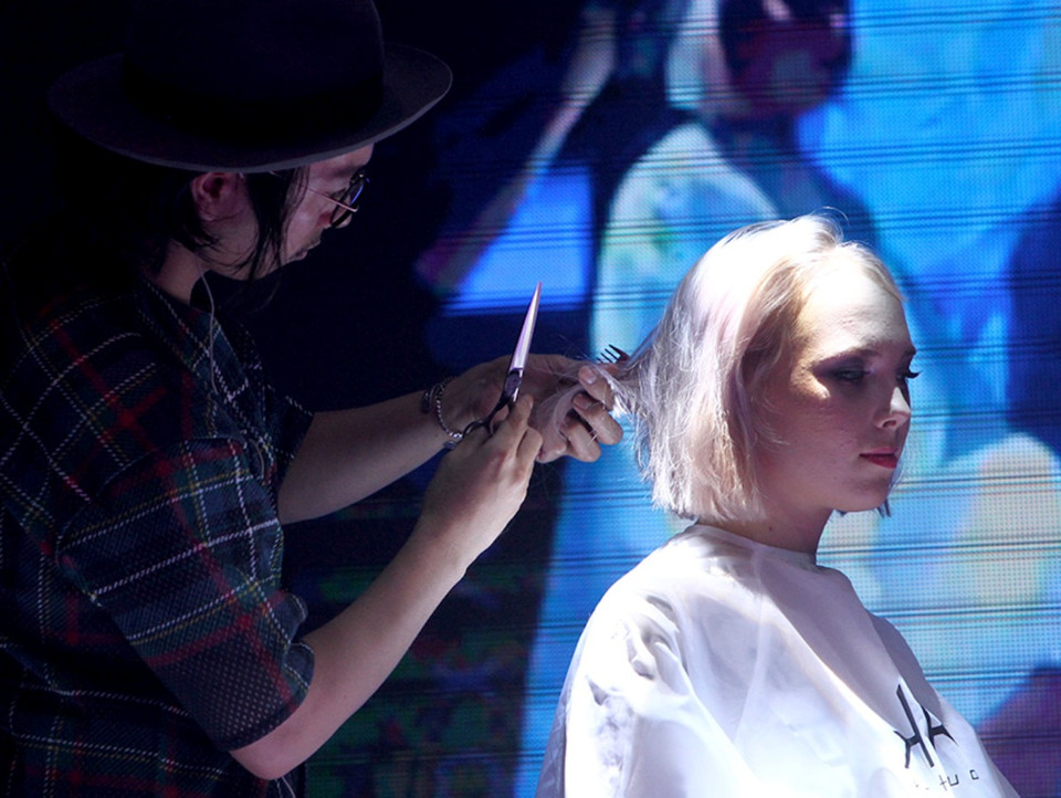 Tại buổi ra mắt, lần đầu tiên tại Hà Nội diễn ra một show tóc đậm phong cách của xứ sở mặt trời mọc. (Mai Mạnh/Vietnam+)