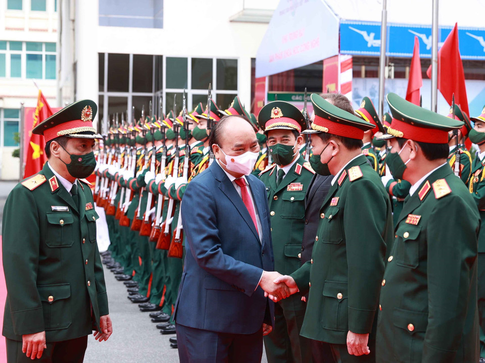 Chủ tịch nước Nguyễn Xuân Phúc với lãnh đạo Trung tâm Nhiệt đới Việt-Nga. (Ảnh: Thống Nhất/TTXVN)