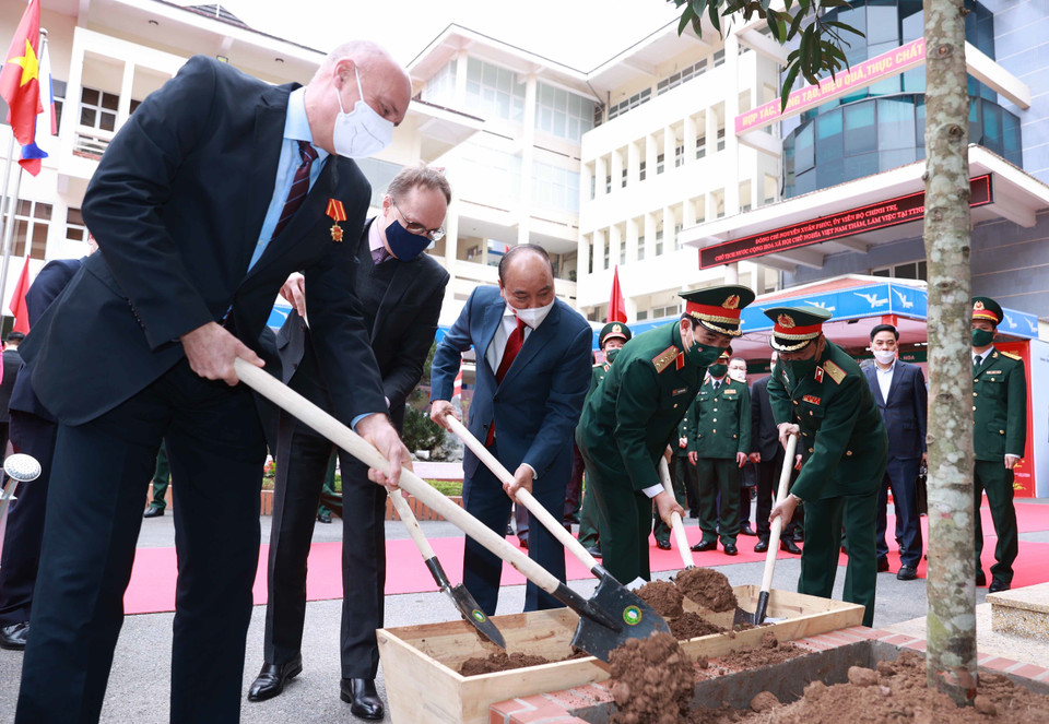 Chủ tịch nước Nguyễn Xuân Phúc trồng cây lưu niệm tại Trung tâm Nhiệt đới Việt-Nga. (Ảnh: Thống Nhất/TTXVN)