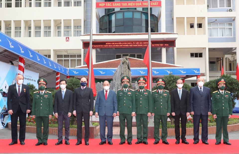 Chủ tịch nước Nguyễn Xuân Phúc cùng các đại biểu và lãnh đạo Trung tâm Nhiệt đới Việt-Nga. (Ảnh: Trọng Đức/TTXVN)