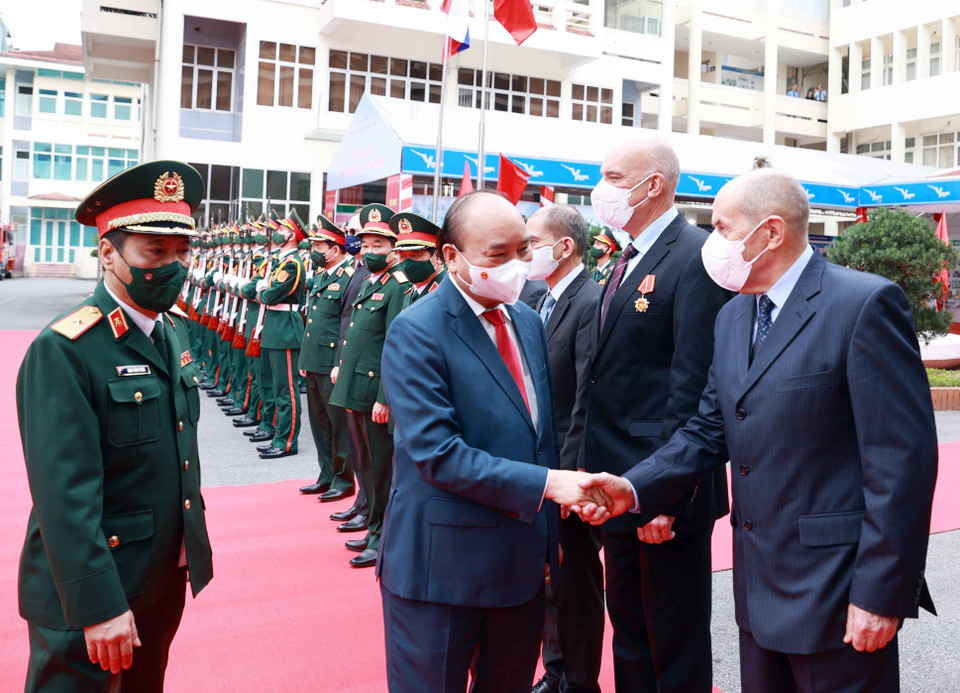 Chủ tịch nước Nguyễn Xuân Phúc với lãnh đạo Trung tâm Nhiệt đới Việt-Nga. (Ảnh: Thống Nhất/TTXVN)