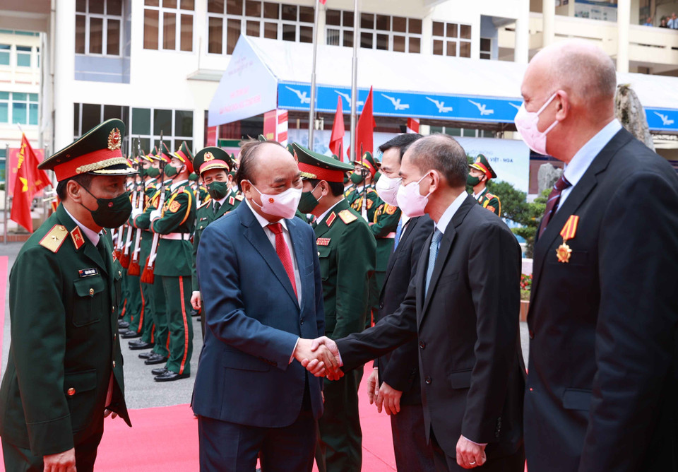 Chủ tịch nước Nguyễn Xuân Phúc với lãnh đạo Trung tâm Nhiệt đới Việt-Nga. (Ảnh: Thống Nhất/TTXVN)