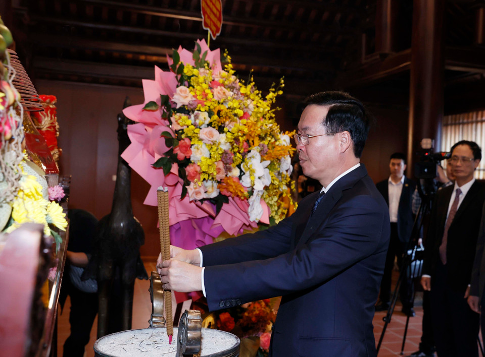 Chủ tịch nước Võ Văn Thưởng dâng hương tại Khu lưu niệm Tổng Bí thư Lê Hồng Phong. (Ảnh: Thống Nhất/TTXVN)