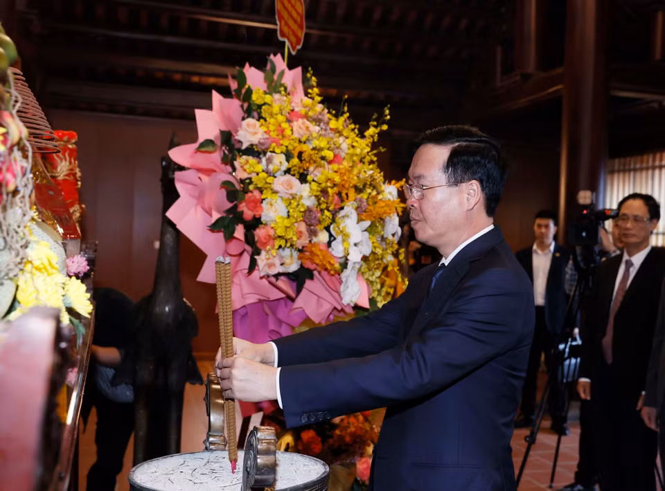 Chủ tịch nước Võ Văn Thưởng dâng hương tại Khu lưu niệm Tổng Bí thư Lê Hồng Phong. (Ảnh: Thống Nhất/TTXVN)
