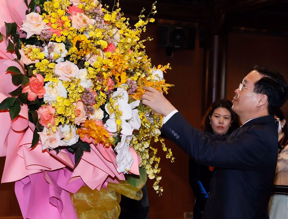 Chủ tịch nước Võ Văn Thưởng dâng hoa tại Khu lưu niệm Tổng Bí thư Lê Hồng Phong. (Ảnh: Thống Nhất/TTXVN)