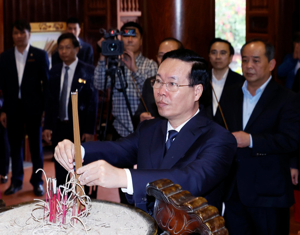 Chủ tịch nước Võ Văn Thưởng dâng hương tưởng niệm Chủ tịch Hồ Chí Minh tại Khu Di tích Quốc gia đặc biệt Kim Liên, Nam Đàn, Nghệ An. (Ảnh: Thống Nhất/TTXVN)