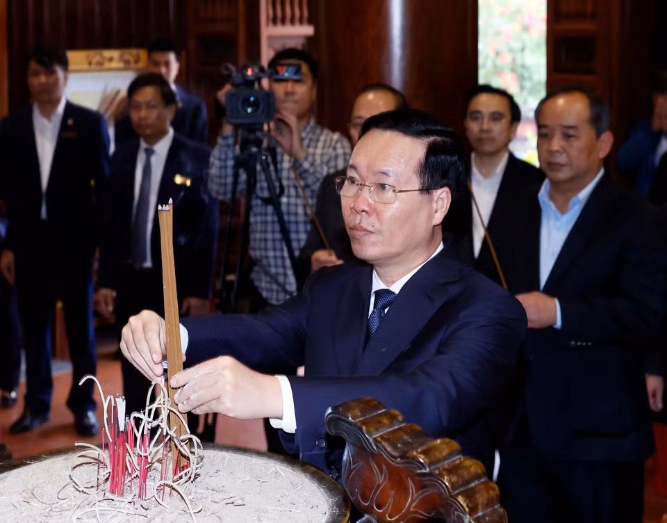 Chủ tịch nước Võ Văn Thưởng dâng hương tưởng niệm Chủ tịch Hồ Chí Minh tại Khu Di tích Quốc gia đặc biệt Kim Liên, Nam Đàn, Nghệ An. (Ảnh: Thống Nhất/TTXVN)