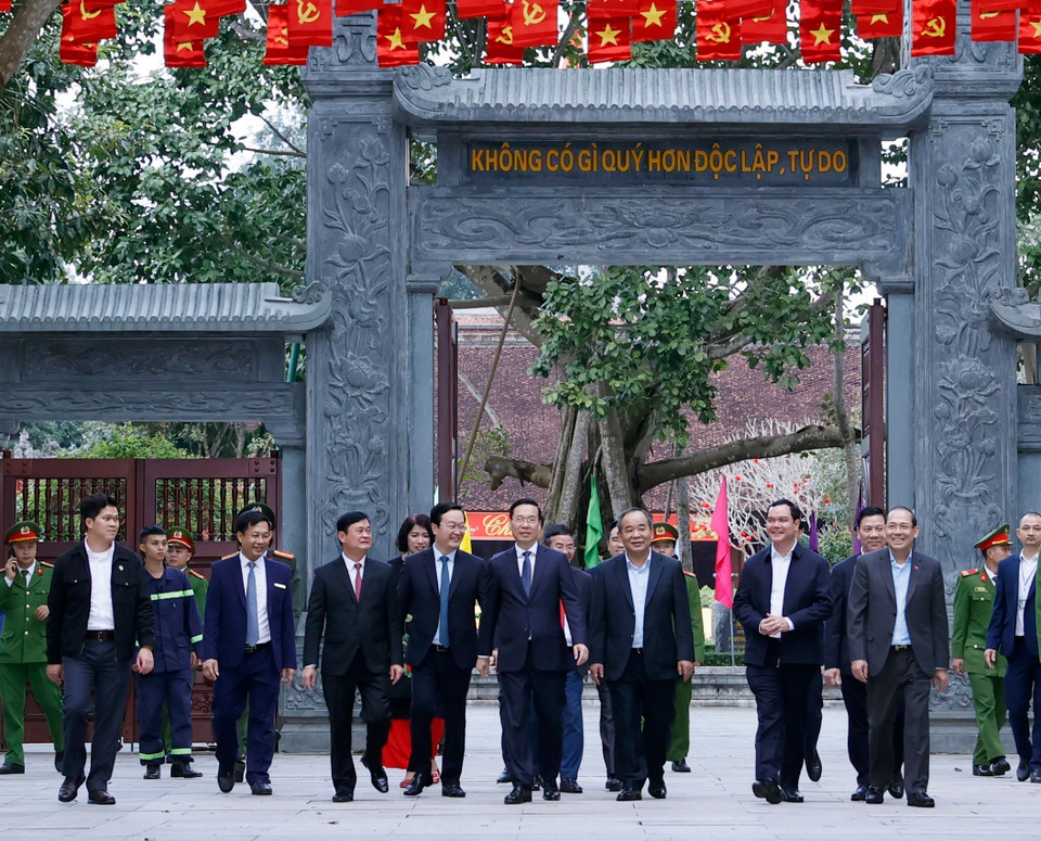 Chủ tịch nước Võ Văn Thưởng đến dâng hoa, dâng hương tưởng niệm Chủ tịch Hồ Chí Minh tại Khu Di tích Quốc gia đặc biệt Kim Liên, Nam Đàn, Nghệ An. (Ảnh: Thống Nhất/TTXVN)