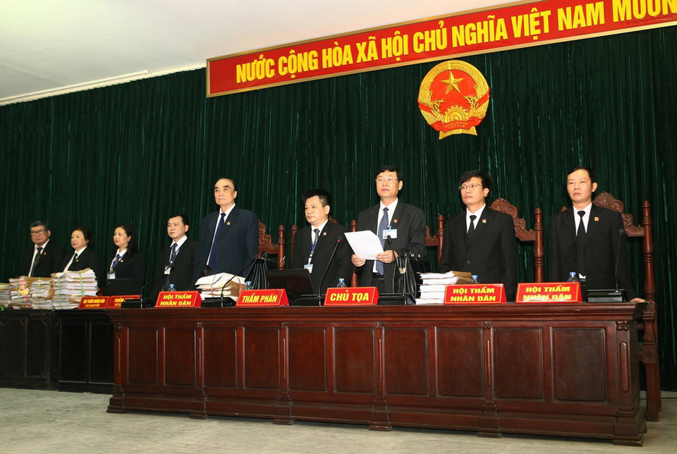 Hội đồng xét xử tại phiên tòa sơ thẩm. (Ảnh: Doãn Tấn/TTXVN)