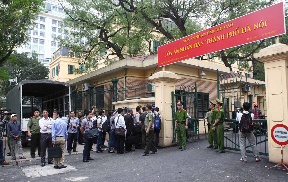 Quang cảnh bên ngoài phiên tòa xét xử. (Ảnh: Doãn Tấn/TTXVN)