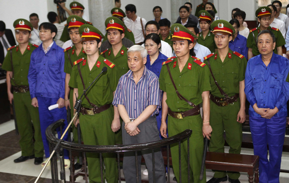 Bị cáo Nguyễn Đức Kiên và các nghi phạm đứng trước vành móng ngựa. (Ảnh: Doãn Tấn/TTXVN)