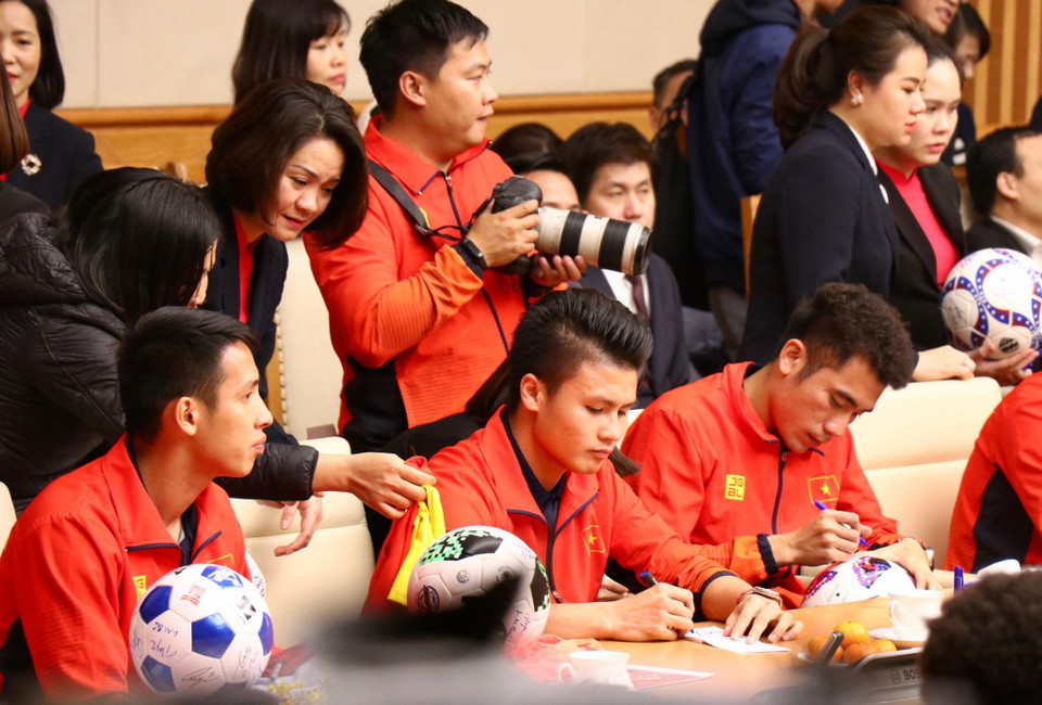 Các cầu thủ U22 Việt Nam ký tặng. (Ảnh: Nguyên An/Vietnam+)