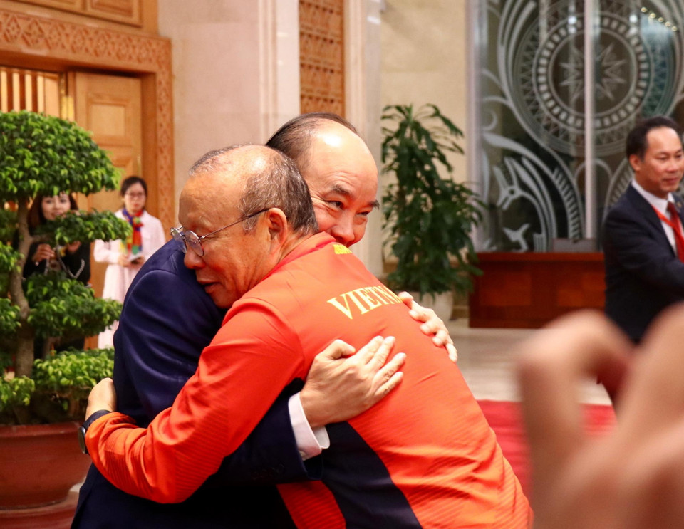 Thủ tướng Nguyễn Xuân Phúc chúc mừng huấn luyện viên Park Hang Seo. (Ảnh: Nguyên An/Vietnam+)