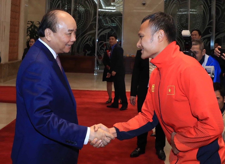 Thủ tướng Nguyễn Xuân Phúc bắt tay từng cầu thủ U22 Việt Nam. (Ảnh: Thống Nhất/TTXVN)