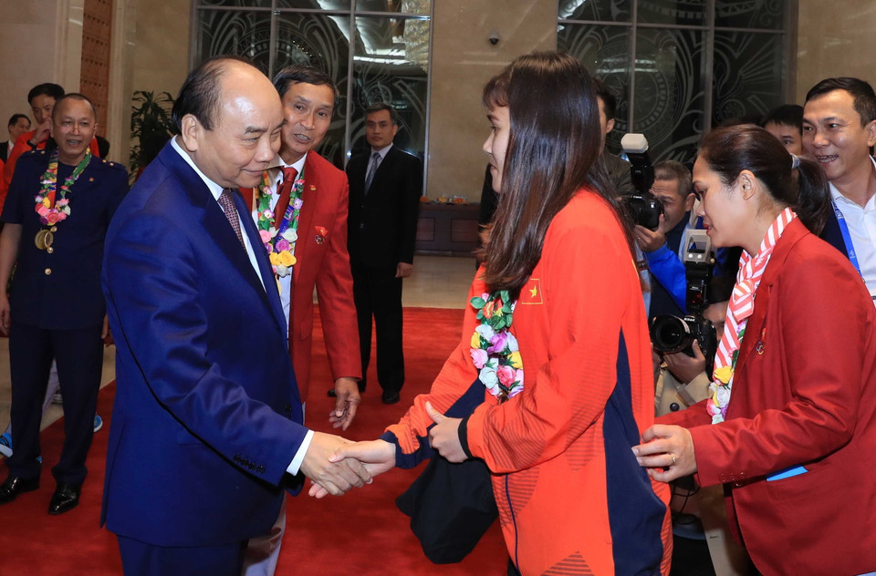 Thủ tướng Nguyễn Xuân Phúc với các nữ cầu thủ. (Ảnh: Thống Nhất/TTXVN)