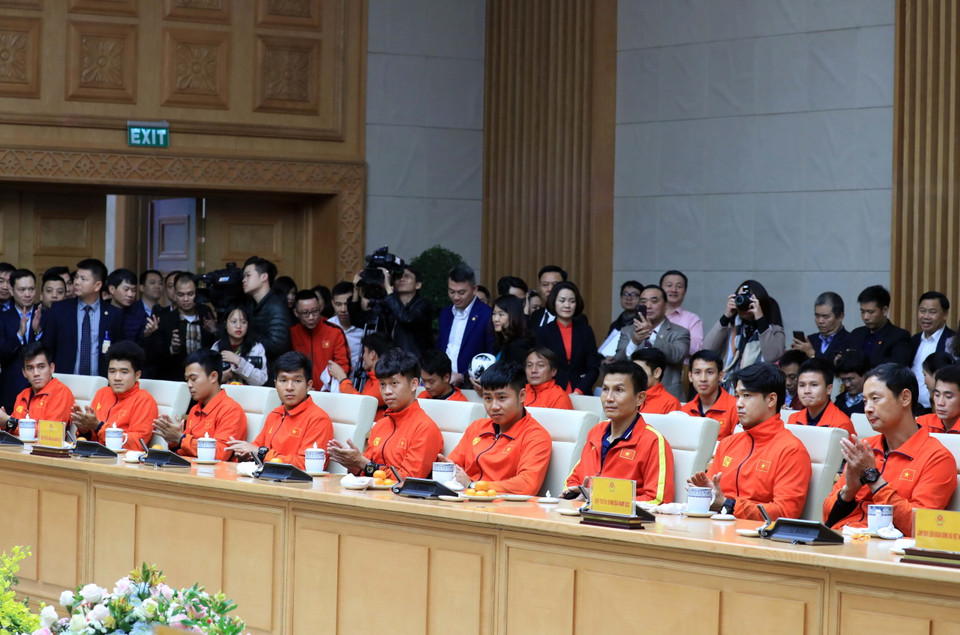 Các tuyển thủ bóng đá U22 nam quốc gia và thành viên Ban huấn luyện tại buổi gặp mặt. (Ảnh: Thống Nhất/TTXVN)