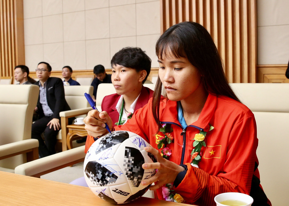 Các cầu thủ đội tuyển bóng đá nữ ký tặng. (Ảnh: Dương Giang/TTXVN)