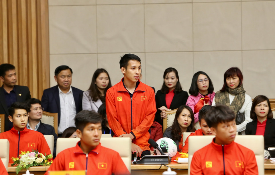 Tiền vệ Đỗ Hùng Dũng, thay mặt đội tuyển bóng đá U22 nam phát biểu. (Ảnh: Dương Giang/TTXN)